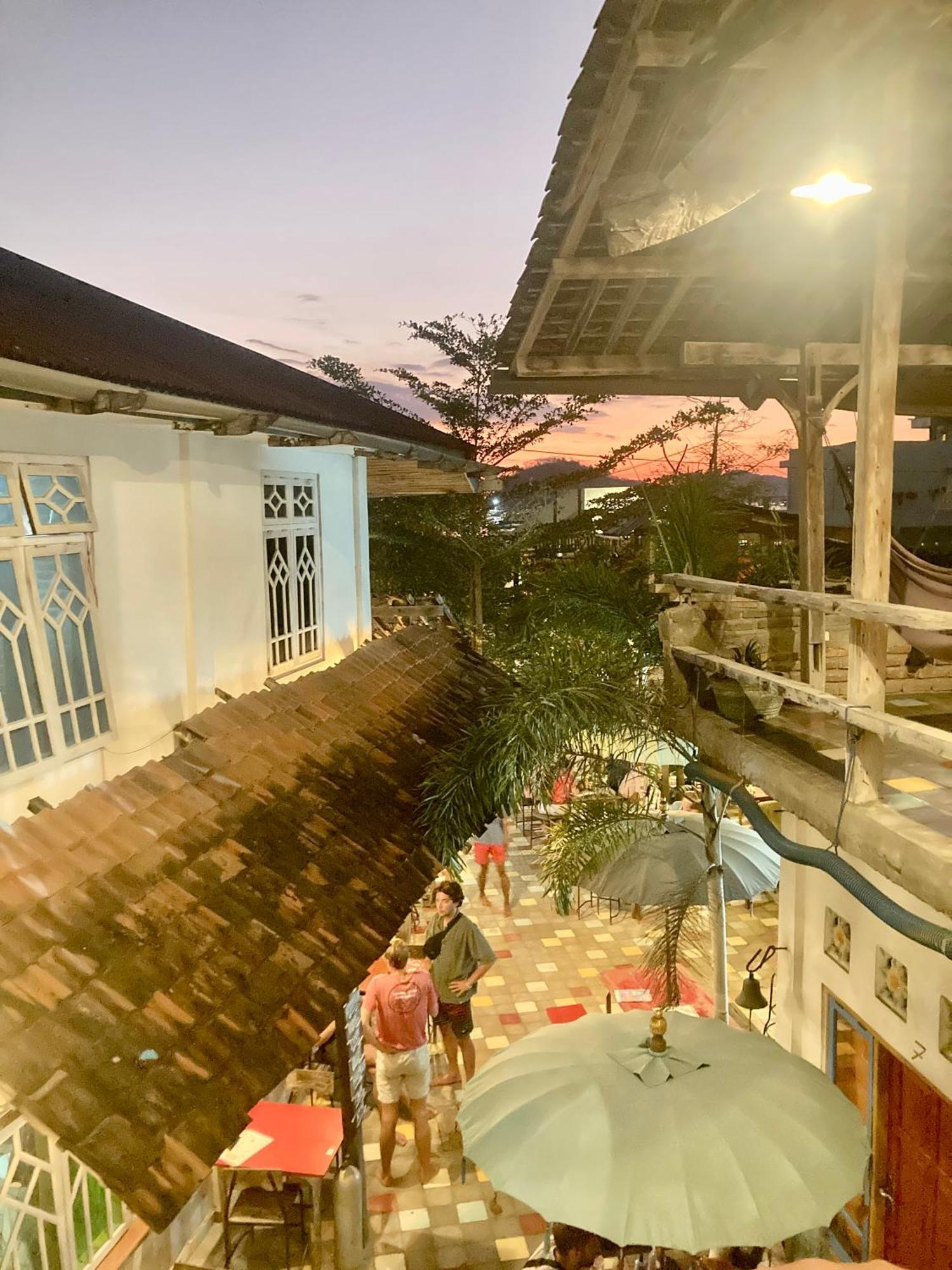 La Boheme Bajo Hostel Labuan Bajo Exterior photo