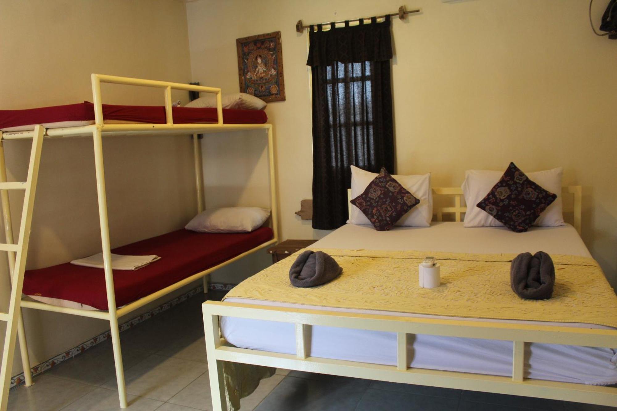 La Boheme Bajo Hostel Labuan Bajo Exterior photo