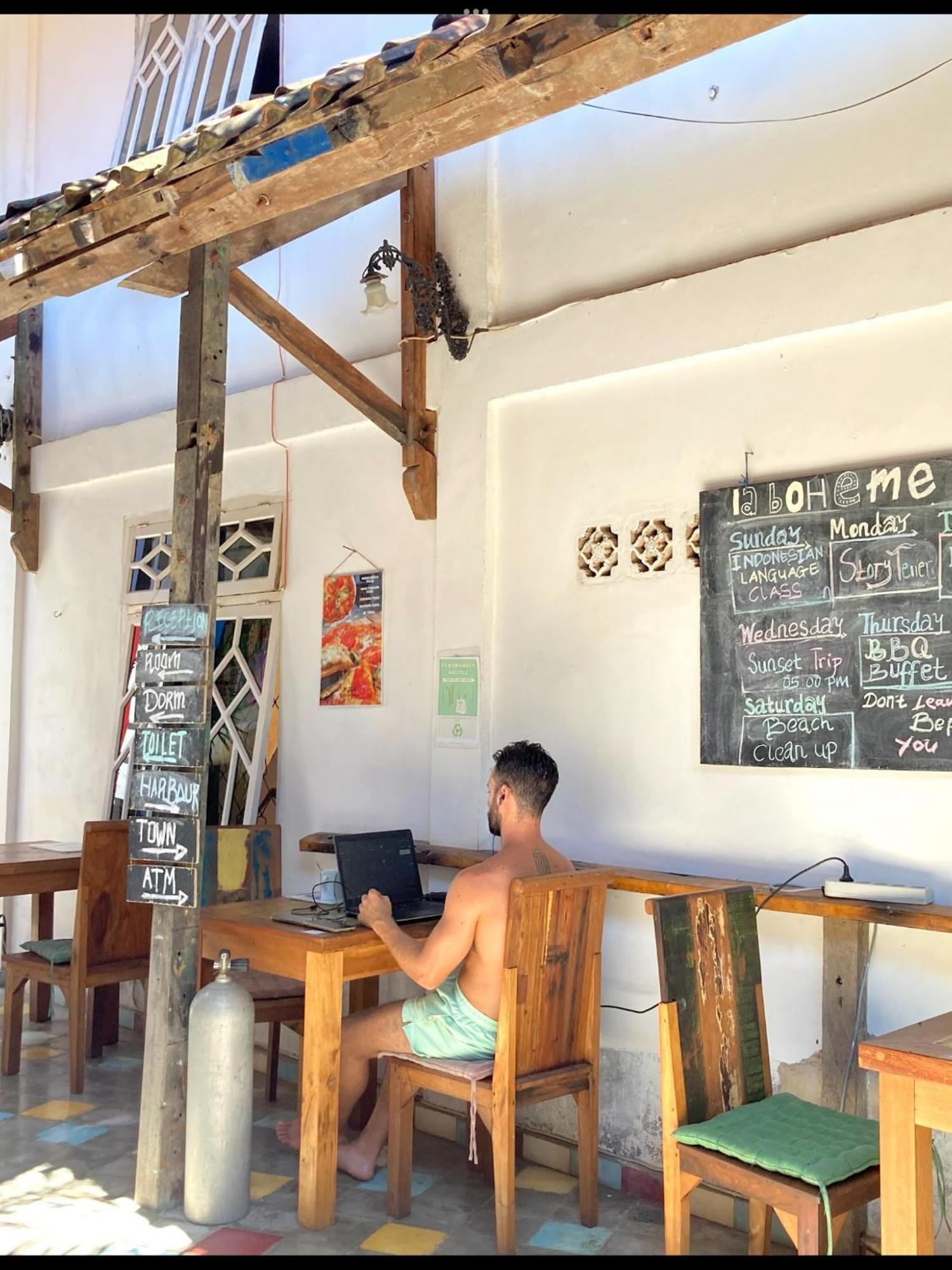 La Boheme Bajo Hostel Labuan Bajo Exterior photo