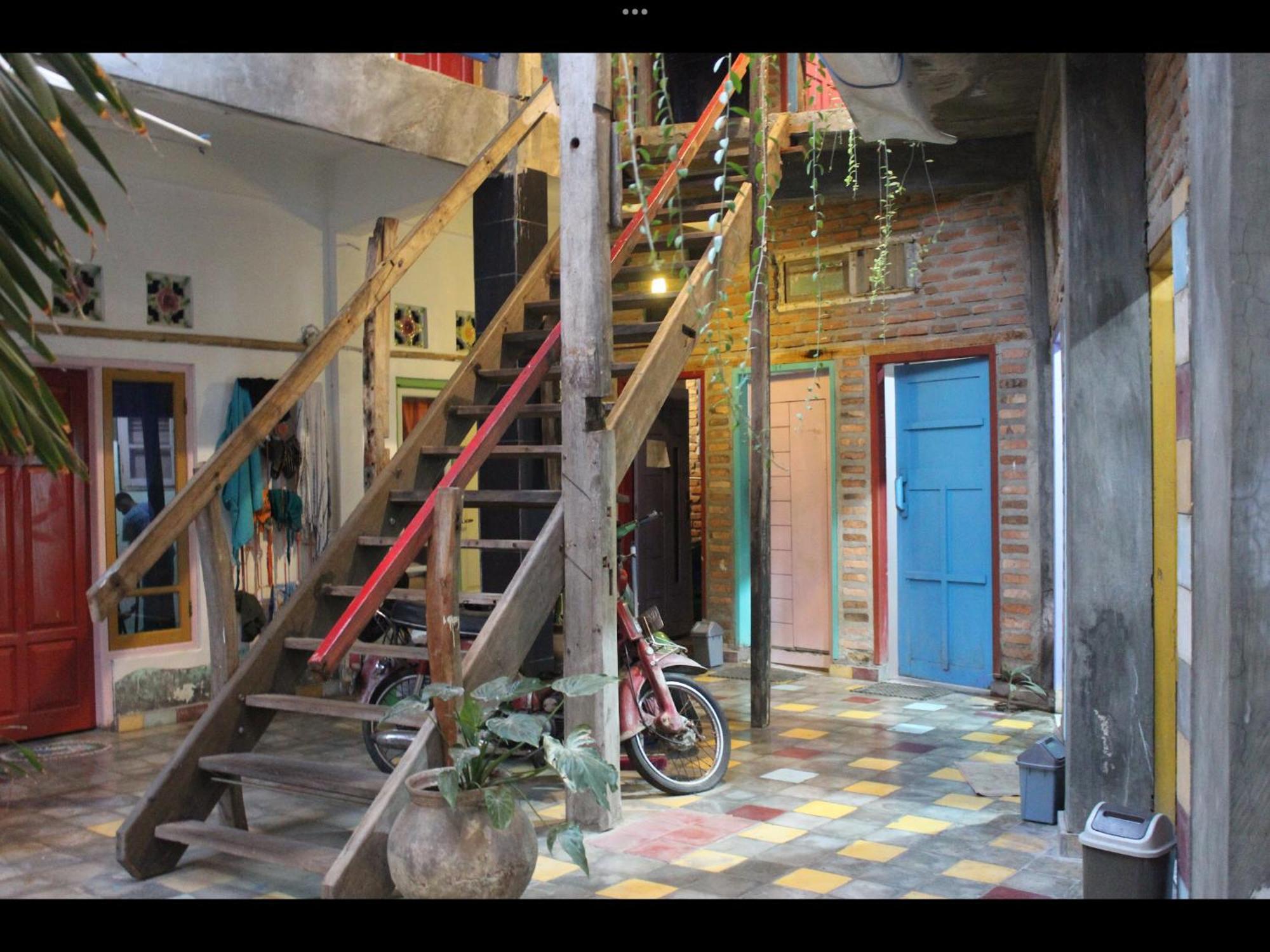 La Boheme Bajo Hostel Labuan Bajo Exterior photo